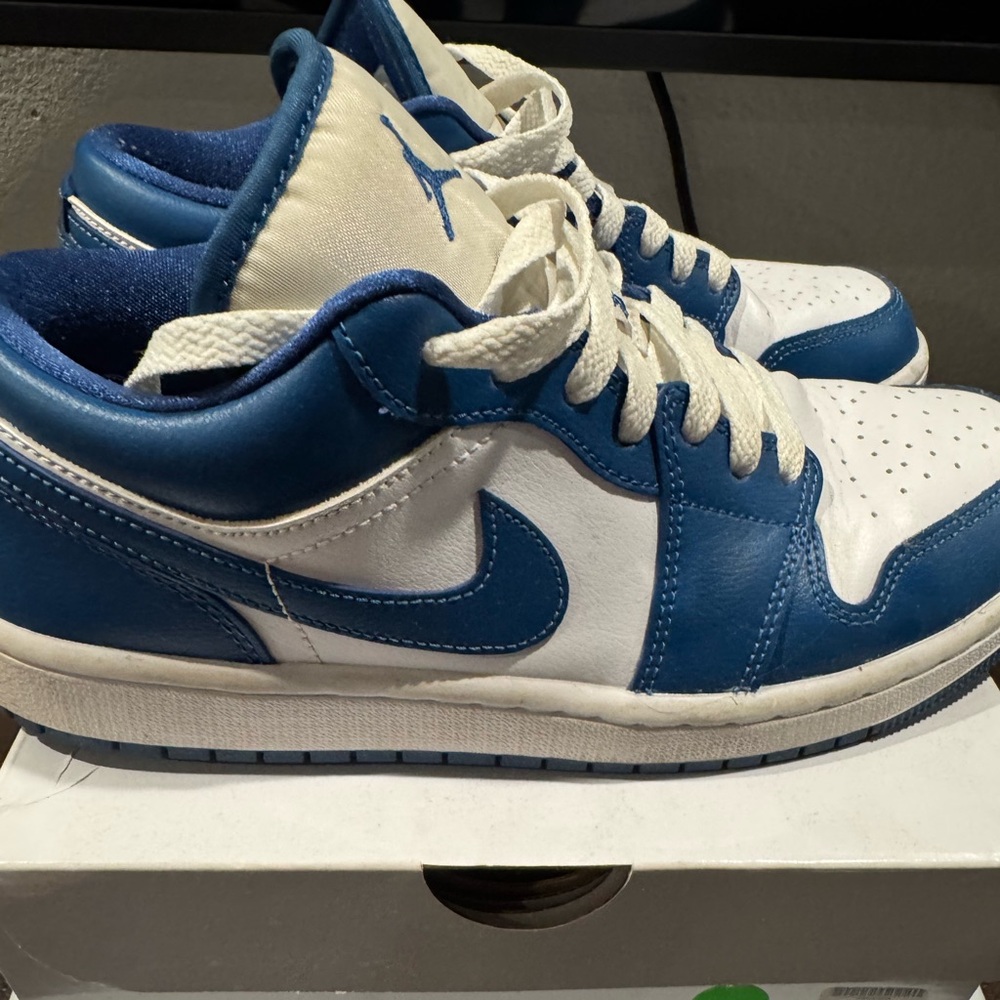 Wonen’s Air Jordan 1 Low.